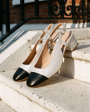 Slingback BRUNIE argentée posée sur le perron d'une maison londonienne