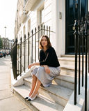 Slingback BRUNIE argentée portée, femme assise sur le perron d'une maison londonienne