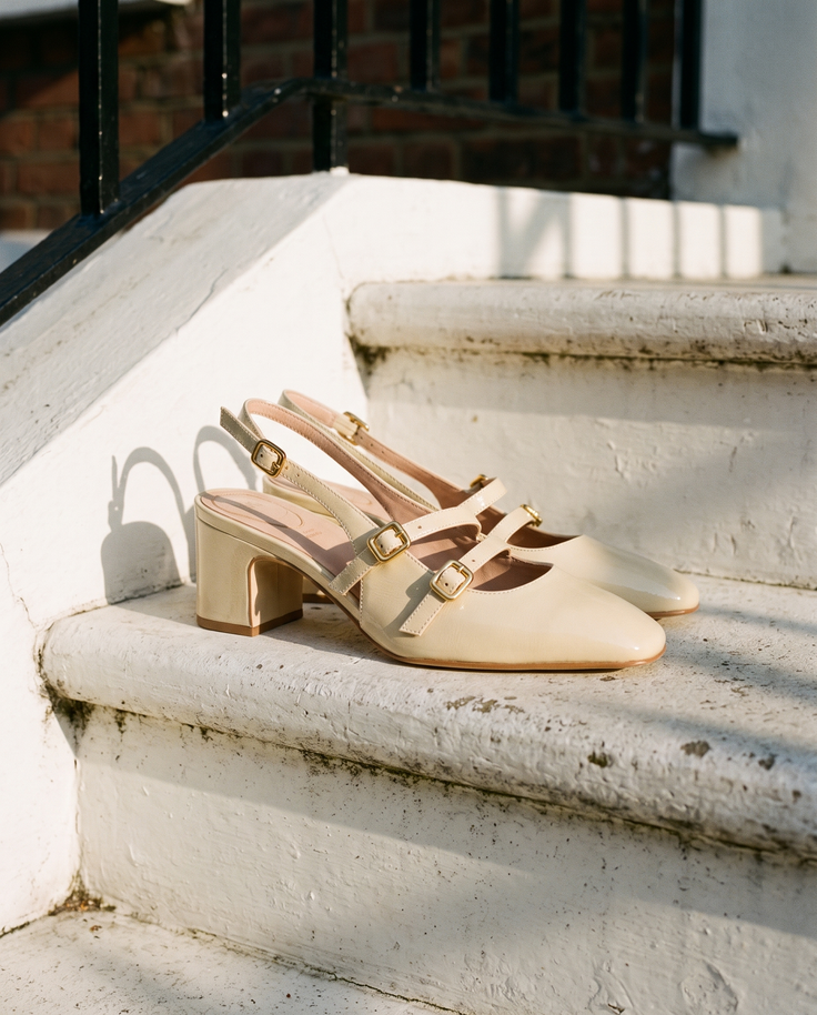 Slingback DEOTILLE écrue posée sur le perron d'une maison londonienne