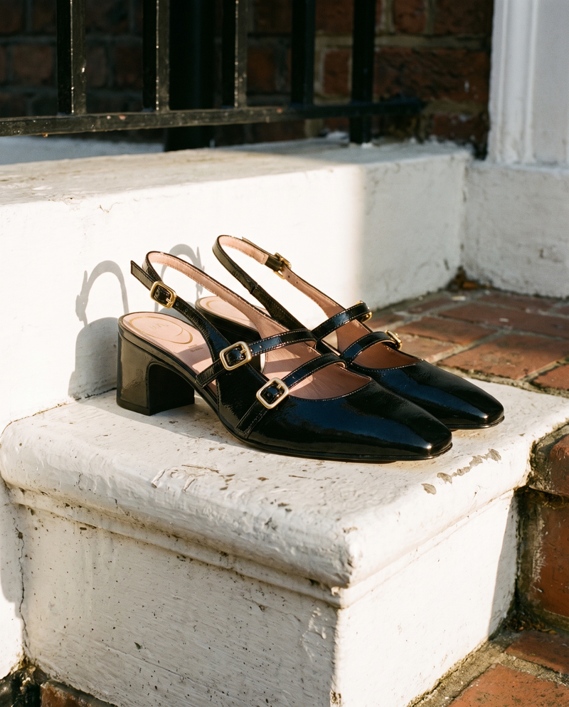 Slingback DEOTILLE noire posée sur le perron d'une maison londonienne
