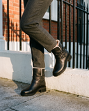 Boots fourrées DOUILLETTE noires portées, gros plan dans une rue londonienne