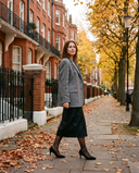 Escarpins EXTASE noirs portés, femme marchant dans une rue de Londres en automne