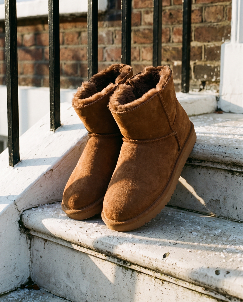 Boots fourrées ICECREAM camel posées sur le perron d'une maison londonienne