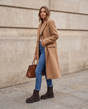 Bottine KAYLA marron portée avec sac, silhouette en pied