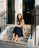 Slingback LIVIA beige portée, femme assise sur le perron d'une maison londonienne