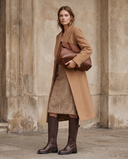 Botte LOANA marron portée avec sac, silhouette en pied