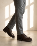 Derby MOHAMED marron porté, pantalon flanelle gris, sol béton clair