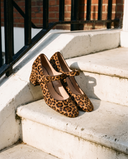 Slingback MONA léopard posée sur le perron d'une maison londonienne