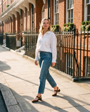 Slingback MONA léopard portée, femme marchant dans une rue de Londres
