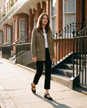 Slingback MONA noire portée, femme marchant dans une rue de Londres