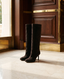 Paire de bottes NAWEL marron posée sur un sol en marbre d'hôtel — Stephan x Maison André