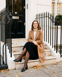 Escarpins NINAROSE noirs portés, femme assise sur le perron d'une maison londonienne en automne