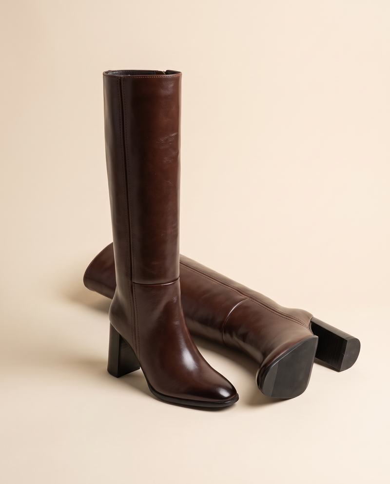 Botte NORAH marron en nature morte sur fond crème