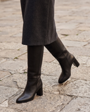 Botte NORAH noir portée, gros plan jambes sur pavé