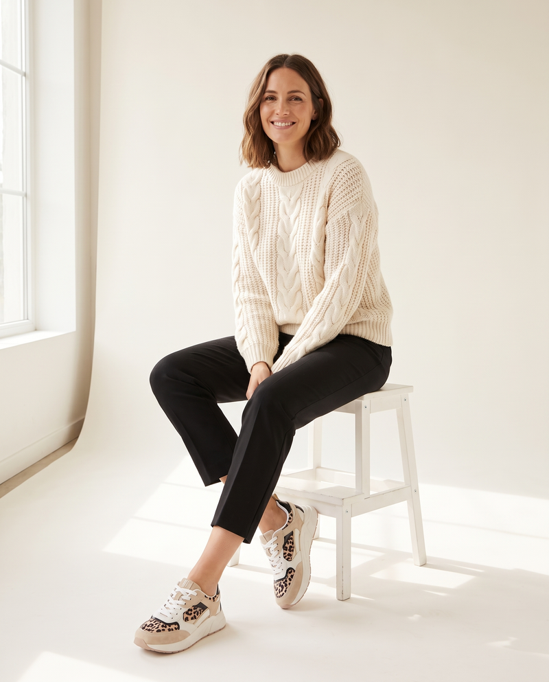 Basket ROSIE léopard portée, femme assise sur un tabouret blanc en studio