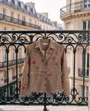 Chemise SIXTINE chocolat suspendue à une grille en fer, rue haussmannienne