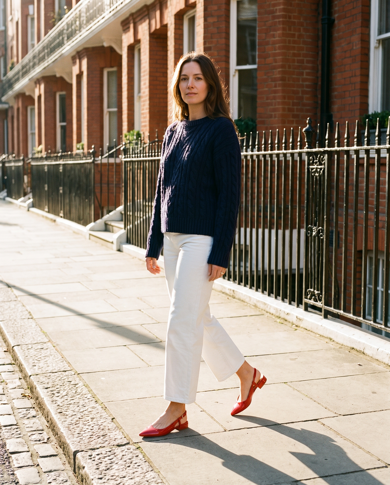 Slingback THALASSA rouge portée, femme marchant dans une rue de Londres