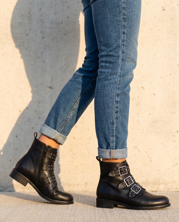 Boots TRIPLETTE noir portées, cadrage jambes