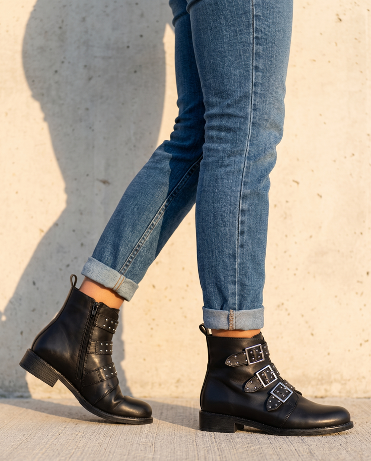 Boots TRIPLETTE noir portées, cadrage jambes