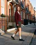 Derby VAILLANT noir porté, femme marchant dans une rue de Londres